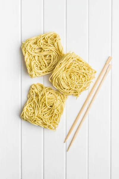 Άψητα Στιγμιαία Noodles Κινέζικα Λευκό Τραπέζι Top View — Φωτογραφία Αρχείου