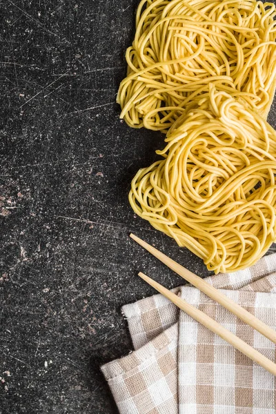 Pişmemiş Çin Şehriye Eski Mutfak Masasında Yemek Çubukları Üstten Görünüm — Stok fotoğraf