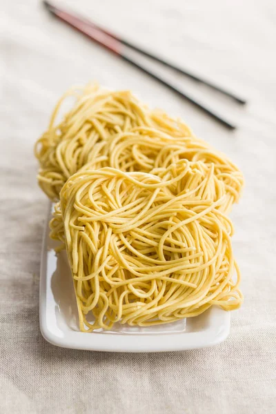 Άψητα Στιγμιαία Noodles Κινέζικα Στο Τραπέζι — Φωτογραφία Αρχείου