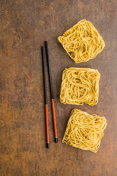 Άψητα Στιγμιαία Noodles Κινέζικα Και Chopsticks Top View — Φωτογραφία Αρχείου