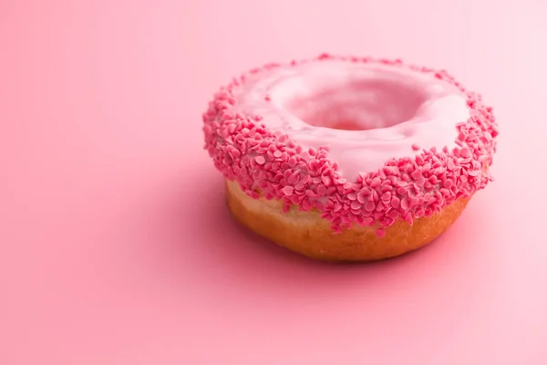 Donut Glacé Doux Sur Fond Rose — Photo