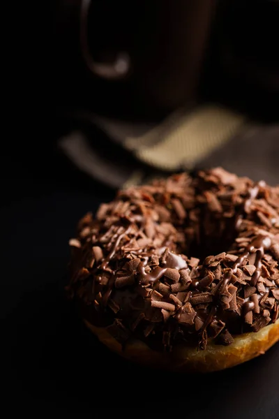 Сладкий Глазированный Пончик Шоколадом Черном Столе — стоковое фото
