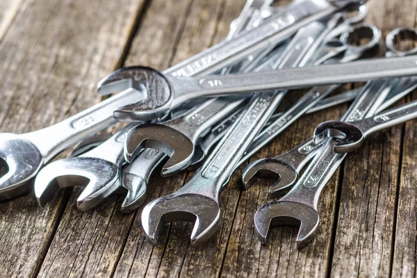 Chroom Vanadium Moersleutel Industriële Sleutel Oude Houten Tafel — Stockfoto