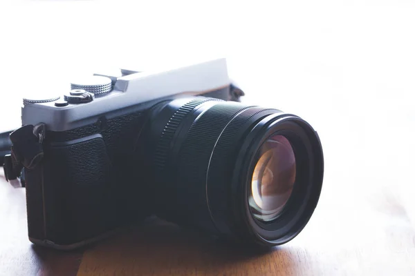 Die Vintage Kamera Mit Objektiv Auf Holztisch — Stockfoto