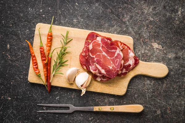 Carne Suina Essiccata Fette Aglio Rosmarino Peperoncino — Foto Stock