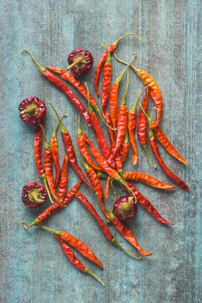 Sušené Červené Chilli Papričky Plochý Pohled Starý Kuchyňský Stůl — Stock fotografie