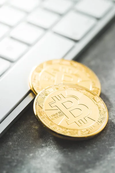 黄金のコイン Bitcoin Cryptocurrency の概念とコンピューターのキーボード — ストック写真