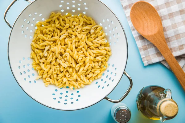 Ongekookt Gemelli Pasta Vergiet Bovenaanzicht — Stockfoto