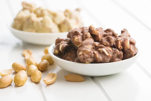 Schokolade Mit Erdnüssen Überzogen Leckere Süße Schokoladentrüffel — Stockfoto