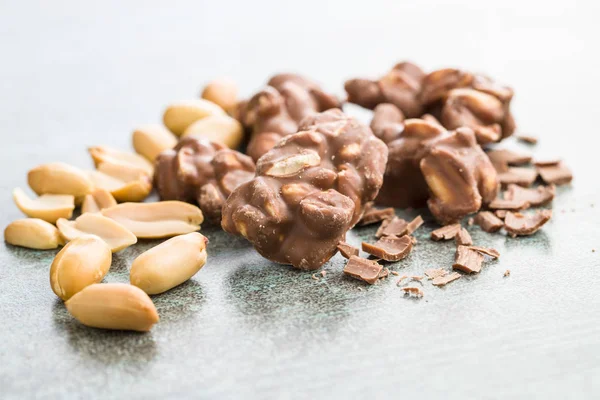 Schokolade Mit Erdnüssen Überzogen Leckere Süße Schokoladentrüffel — Stockfoto