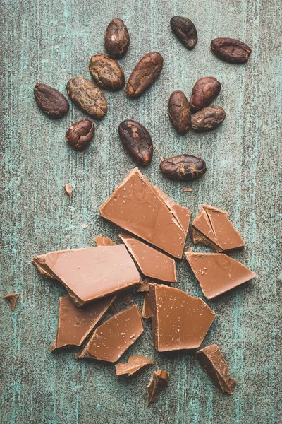 クラッシュダークチョコレートとココア豆 トップ表示 — ストック写真