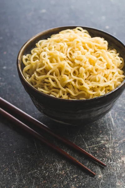 Fideos Instantáneos Chinos Cocidos Tazón Palillos — Foto de Stock