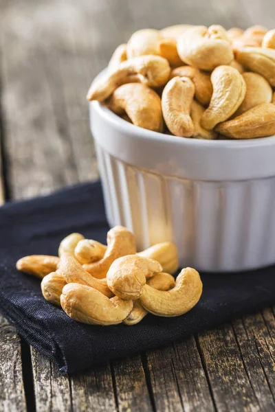 Geroosterde Cashewnoten Oude Houten Tafel — Stockfoto