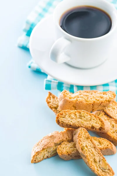 Galletas Dulces Cantuccini Biscotti Italiano Taza Café Sobre Fondo Azul — Foto de Stock