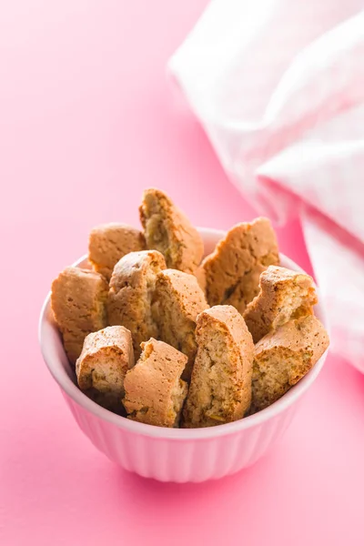 Zoete Cantuccini Koekjes Italiaanse Biscotti Kom Roze Achtergrond — Stockfoto