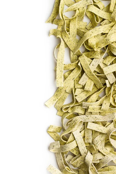 Surový Italské Těstoviny Suché Nudle Špenátem Izolovaných Bílém Pozadí — Stock fotografie