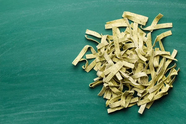 Ruwe Italiaanse Pasta Droge Noedels Met Spinazie Schoolbord Bovenaanzicht — Stockfoto