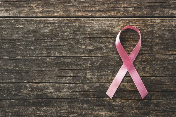 粉红乳腺癌丝带 旧木桌上的乳腺癌符号 顶视图 — 图库照片