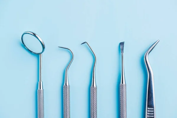 Instrumentos Dentales Herramientas Dentistas Sobre Fondo Azul — Foto de Stock