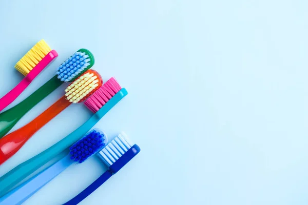 Kleurrijke Tandenborstels Blauwe Achtergrond — Stockfoto