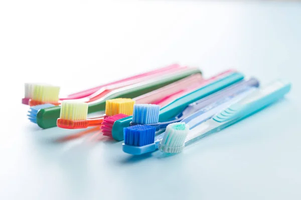 Mavi Arka Plan Üzerinde Renkli Diş Fırçaları — Stok fotoğraf
