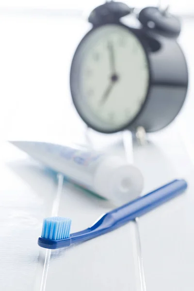 Kleurrijke Tandenborstel Wekker Witte Tafel — Stockfoto