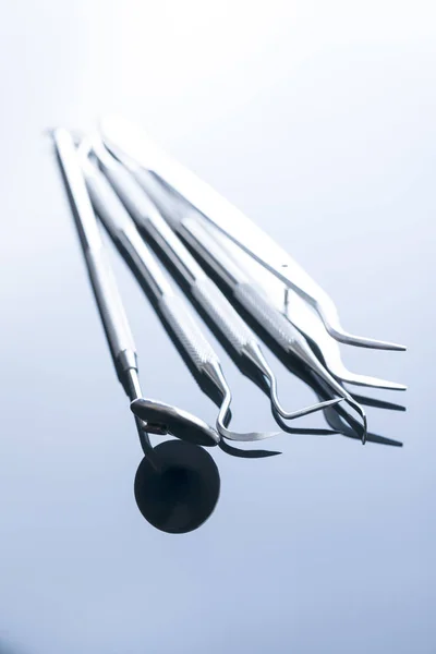 Instrumenty Dentystyczne Narzędzia Dentystyczne Tle Lustra — Zdjęcie stockowe