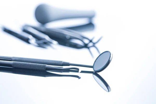 Instrumentos Dentales Herramientas Dentistas Sobre Fondo Espejo — Foto de Stock