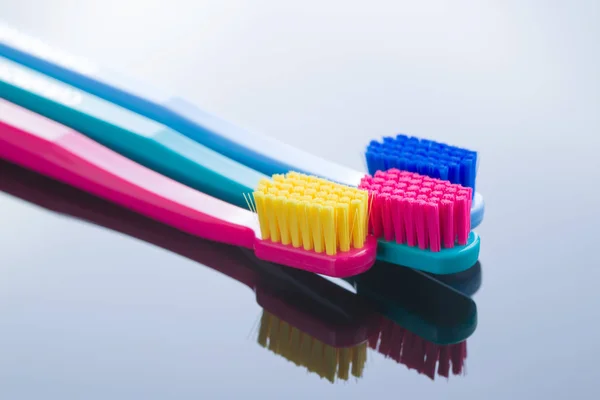 Πολύχρωμες Οδοντόβουρτσες Φόντο Καθρέφτη — Φωτογραφία Αρχείου