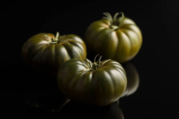 Dunkle Brandywine Tomaten Auf Schwarzem Hintergrund — Stockfoto