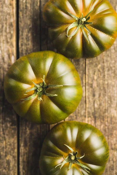Tomates Brandywine Escuros Velha Mesa Madeira Vista Superior — Fotografia de Stock
