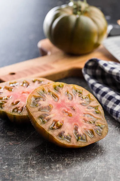 Pomodori Brandywine Scuri Sul Tavolo Della Cucina — Foto Stock