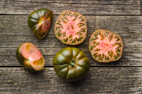 Pomodori Brandywine Scuri Vecchio Tavolo Legno Vista Dall Alto — Foto Stock