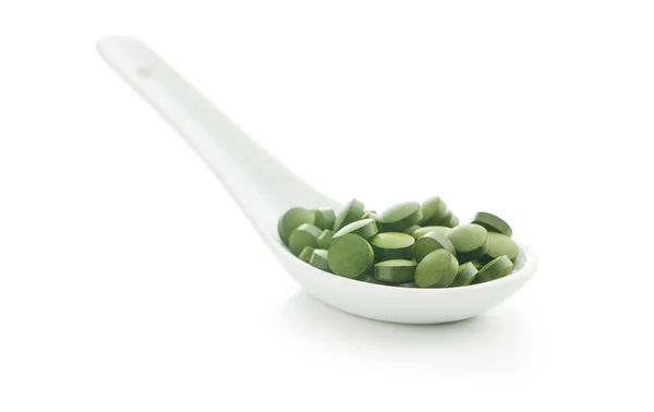 Groene Chlorella Pillen Groene Gerst Pillen Lepel Geïsoleerd Witte Achtergrond — Stockfoto