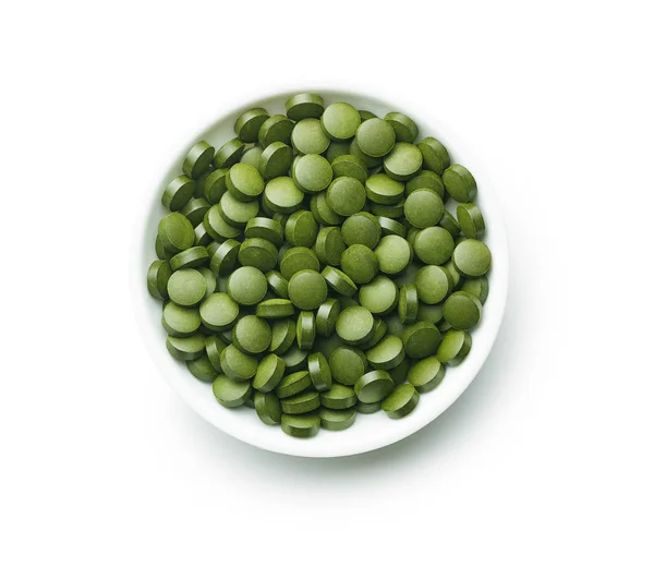 Zöld Klorella Tabletták Vagy Zöld Árpa Tabletták Tálban Elszigetelt Fehér — Stock Fotó