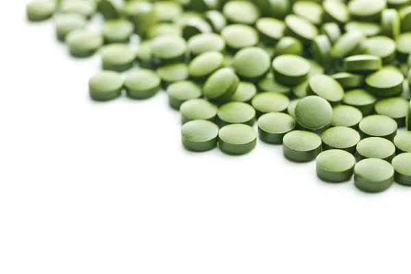 Πράσινα Χάπια Chlorella Πράσινα Χάπια Κριθαριού Που Απομονώνονται Λευκό Φόντο — Φωτογραφία Αρχείου