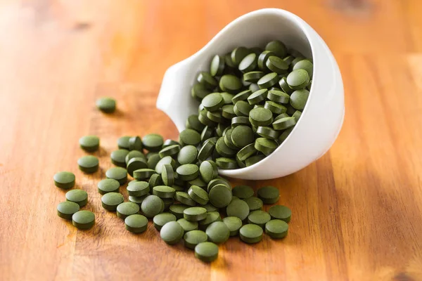 Grön Chlorella Piller Eller Gröna Korn Piller Skål — Stockfoto