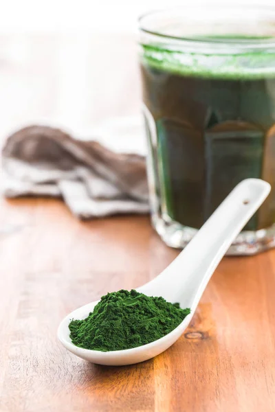 Green Chlorella Powder Ceramic Spoon — Stock Photo, Image
