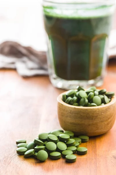 Green Chlorella Pills Green Barley Pills Wooden Table — Stock Photo, Image