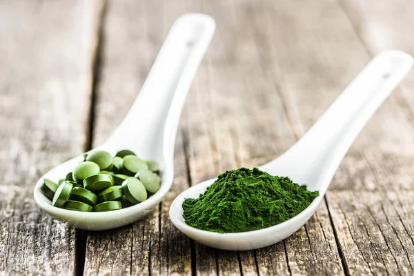 Grüne Chlorella Pillen Oder Grüne Gerste Pillen Und Pulver Keramiklöffel — Stockfoto