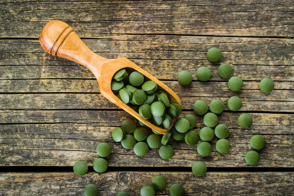 Pílulas Chlorela Verde Pílulas Cevada Verde Colher Madeira — Fotografia de Stock