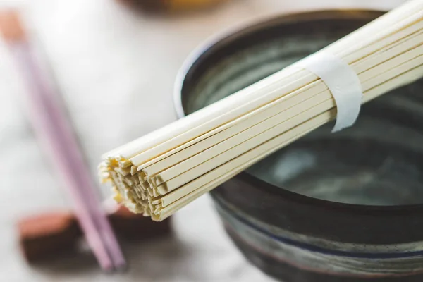 Tagliatelle Udon Crude Sulla Ciotola — Foto Stock