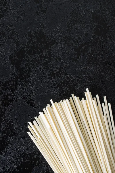 Fideos Udon Crudos Sobre Mesa Negra Vista Superior — Foto de Stock