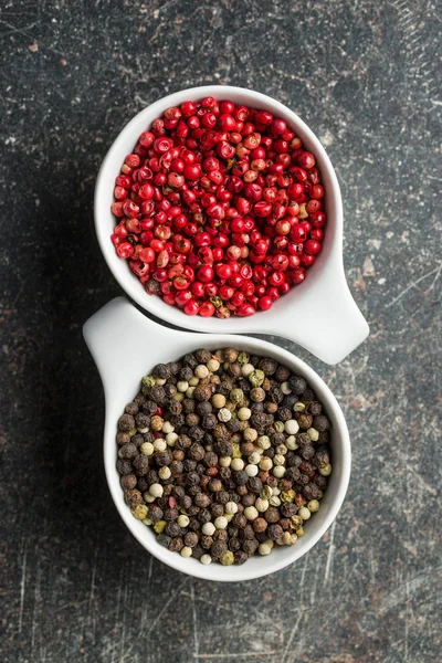 Különböző Típusú Szárított Paprika Tálban — Stock Fotó