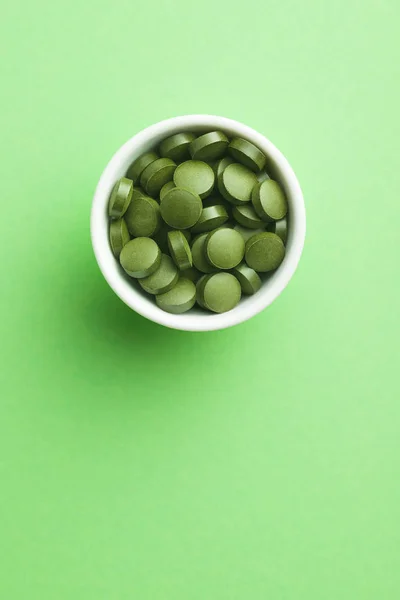 Chlorella lub zielonego jęczmienia. Detox pożywienie. — Zdjęcie stockowe