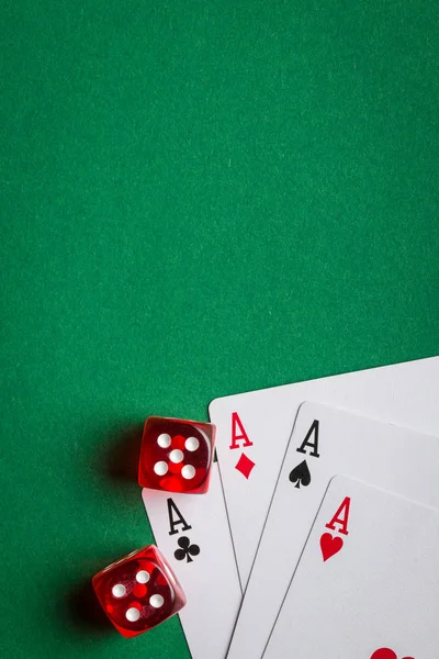 Cartes de poker et dés . — Photo