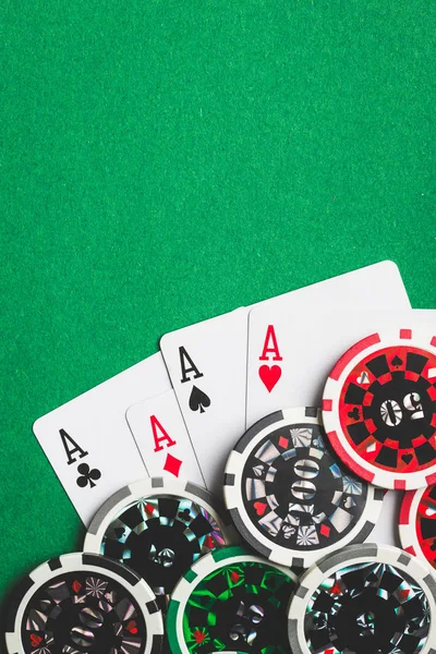 Quatro ases. Cartões de poker e fichas . — Fotografia de Stock