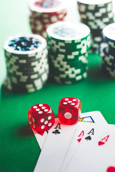 Cartes de poker et dés . — Photo