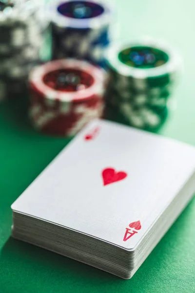 Pokerkarten und Chips. — Stockfoto