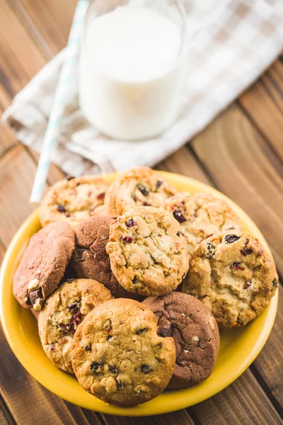 Süße Kekse mit Rosinen. — Stockfoto